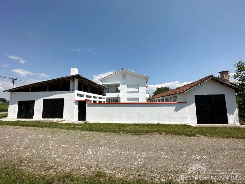 Продажа большого дома с постройками в городе Шумен