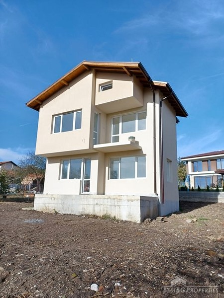 Продается новый дом недалеко от города София