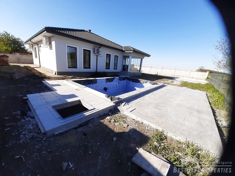 Продажа нового дома с бассейном недалеко от Балчика