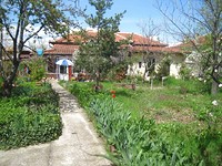 Новый дом с прекрасным садом на продажу недалеко от Пазарджика