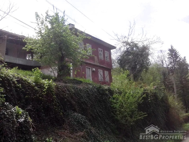 Продается старый дом в городе Троян