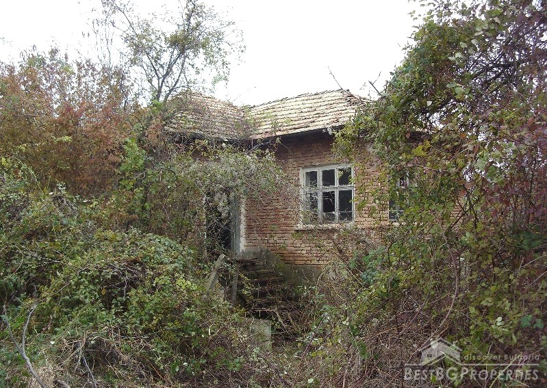 Старый дом для продажи недалеко от Попово