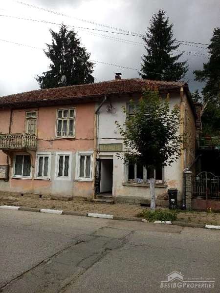 Старый дом для продажи недалеко от г. Трявна