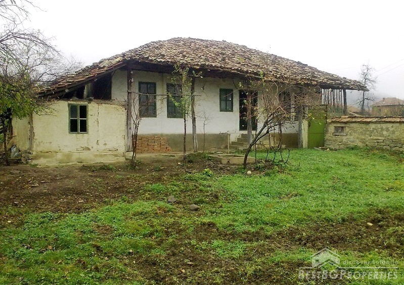 Земельный участок со старым зданием недалеко от Велико Тырново