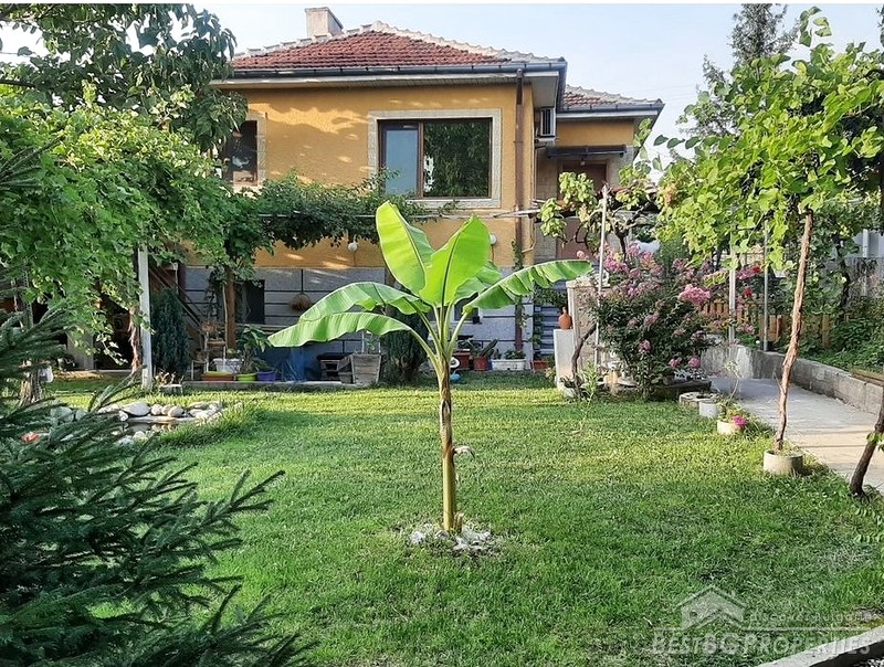 Продается отремонтированный дом с красивым двором в Кырджали