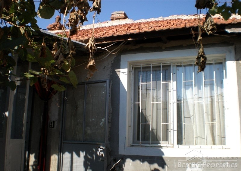Два дома для продажи на общем земельном участке недалеко от Пловдива