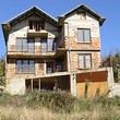 Большой недостроенный дом недалеко от Софии