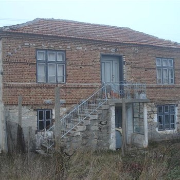 Кирпичный дом не далеко от моря