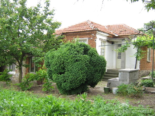 Удобный дом с гаражом и большим садом