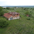 Дом с большим участком, в конце деревни, недалеко от моря.