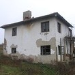 Огромный кусок земли, старые дома