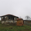 Огромный кусок земли, старые дома