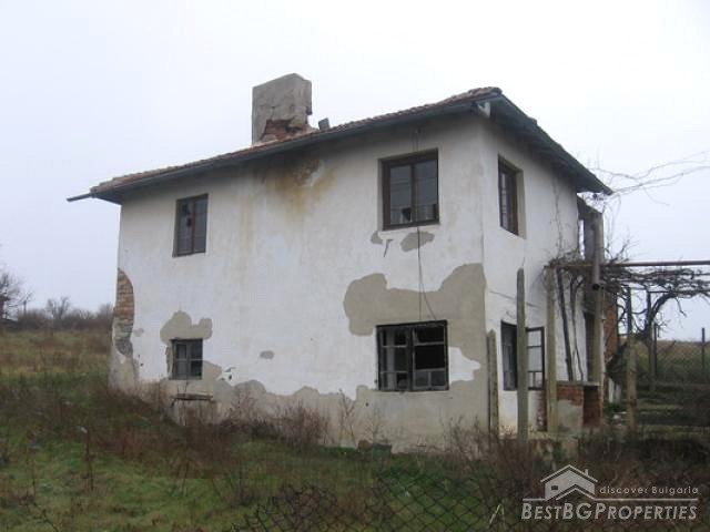 Огромный кусок земли, старые дома