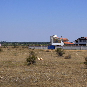 Участок на морском побережье вблизи гольф-площадки