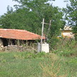 Маленький один дом яруса в конце деревни