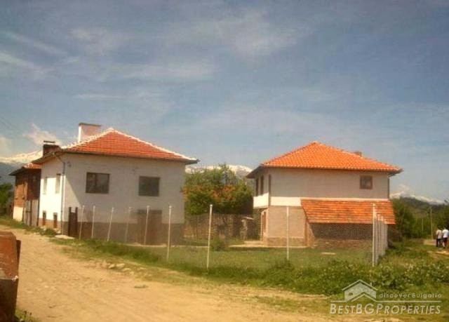 Два дома для продажи возле Банско