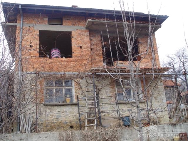 Недостроенный дом для продажи недалеко от Пампорово