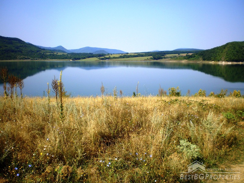 Сельскохозяйственный участок земли для продажи на озере