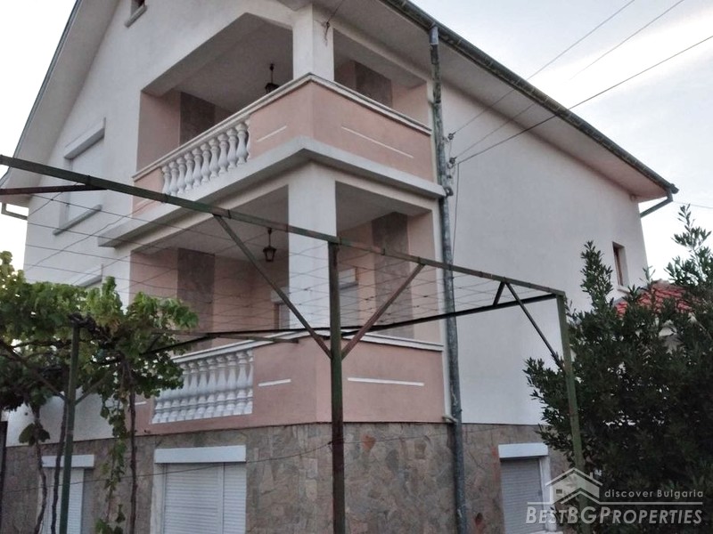 Удивительный трехэтажный дом на продажу недалеко от Казанлыка