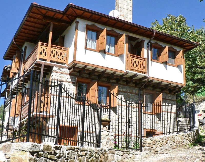 Продается красивый большой дом в горах