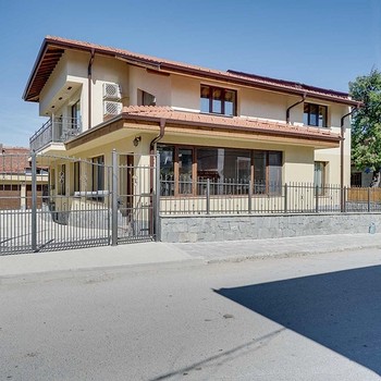 Дома в Трявна