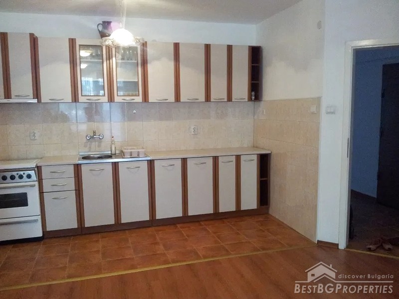 Кирпичная квартира с гаражом на продажу в Пловдиве