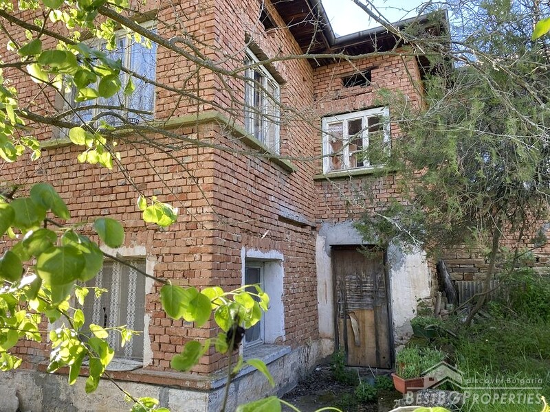 Сельский дом на продажу недалеко от города Луковит