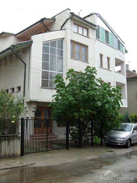 Четырехэтажный дом в центре Павликени