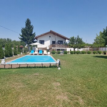 Продается дом с бассейном недалеко от Добрича