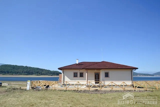 Дом на первой линии на озере Батак