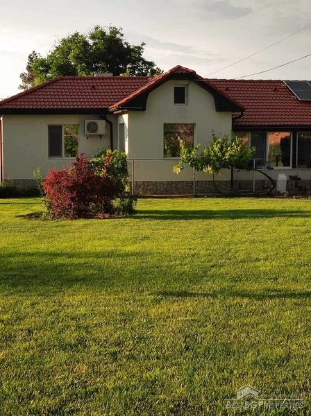 Продажа дома с большим двором недалеко от Добрича