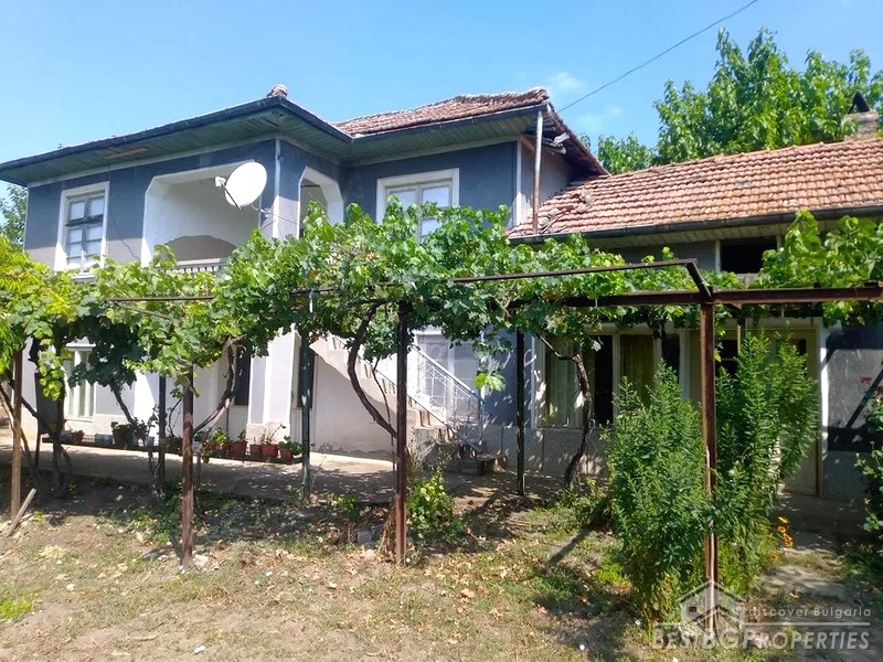 Дом с гаражом в продаже недалеко от Велико Тырново