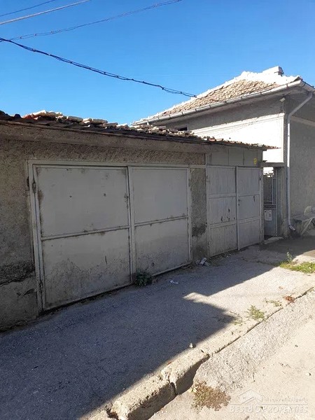 Продается дом с двумя гаражами в городе Омуртаг