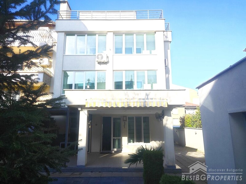 Огромный роскошный дом на продажу в Приморско 