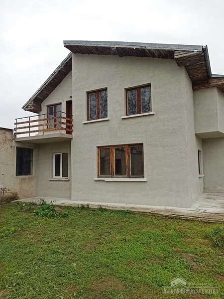 Большой дом на продажу недалеко от Пловдива