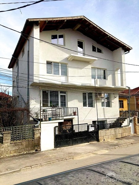 Продается большой дом в городе Добрич
