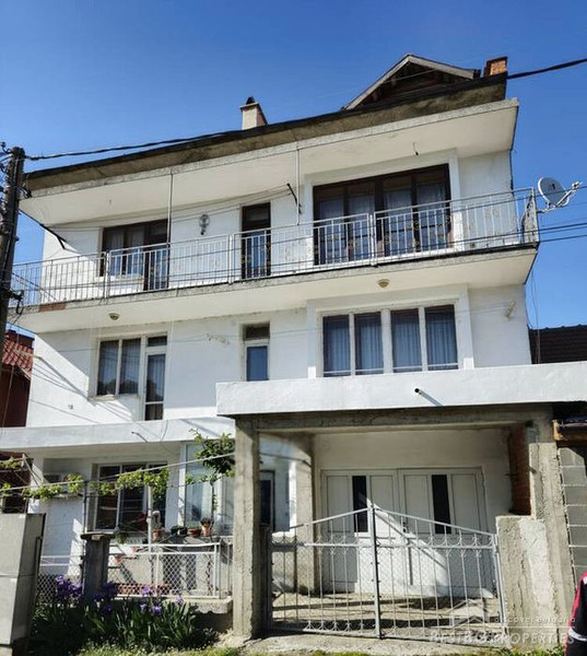 Продается большой дом в городе Карнобат
