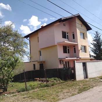 Большой дом на продажу недалеко от Перника