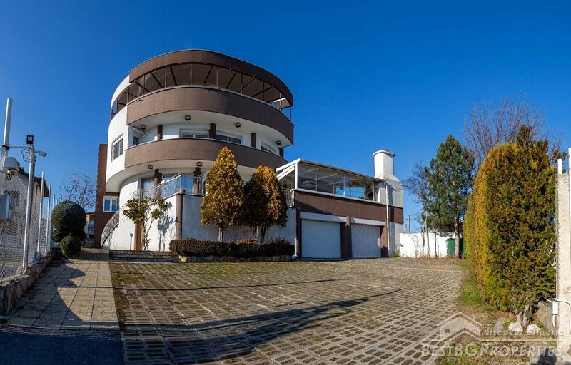 Роскошный огромный дом на продажу в Варне