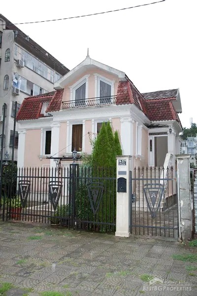 Люксовый дом на продажу в центре Бургаса