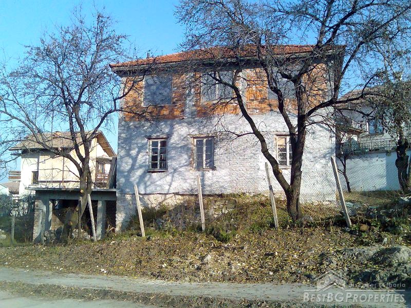 Массивный дом в подножье горы Родопы на расстоянии  5 км от Пловдива 