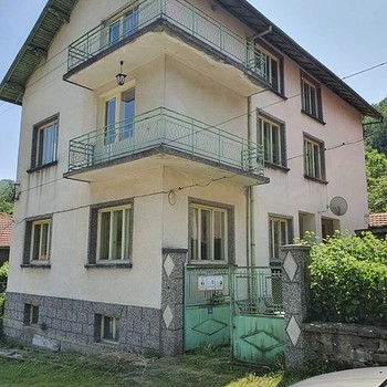 Дома в Троян