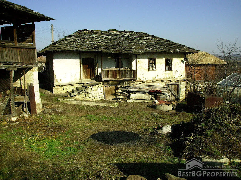 Старый дом для продажи недалеко от города Мездра
