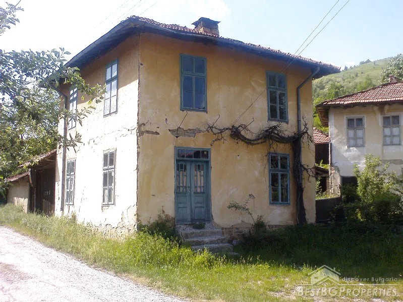 Продается старый дом недалеко от города Троян