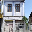 Старый дом, требующий ремонта, напротив крепости в Велико Тырново