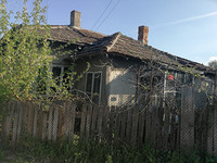 Старый сельский дом недалеко от озера