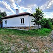 Отремонтированный дом с огромным двором на продажу недалеко от Тырговиште