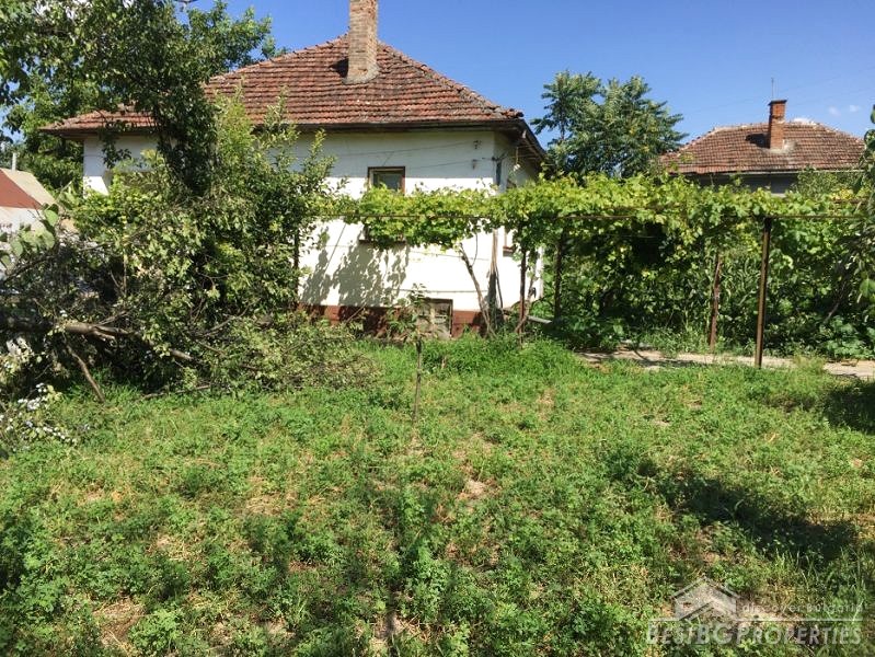 Сельский дом на продажу у реки Дунай