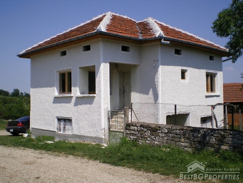 Сельский дом на продажу недалеко от Луковита