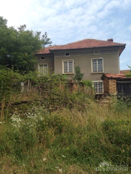 Сельский дом с большим двором для продажи недалеко от Габрово
